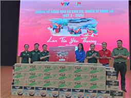 Tặng quà đoàn viên, thanh niên tham gia khắc phục hậu quả trong cơn bão số 3